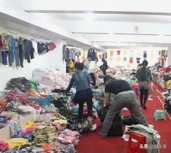 請問，服裝批發(fā)市場里的服飾，一般都是從哪里進(jìn)貨的（他們的貨源在哪?) 謝謝？