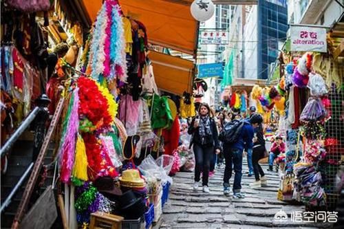 擺地攤?cè)绾握邑浽矗? />2.義烏</p><p>相信每個人一說到便宜的批發(fā)市場，首想的就是義烏，義務(wù)是中國小商品市場的集中地，在這個地方很多東西(如玩具、杯子等等)都是直接稱斤賣的，價格低到無法想象，比如我們常見的市面上一個十幾二十元的杯子，在義烏只需要兩三元錢;我們?nèi)粘Ｙ徺I的一根1元甚至2元的筆芯，在義烏就一兩毛錢，所以如果經(jīng)營小商品的，可以到義烏去逛一逛看一看，這么大的名氣不是沒有道理的。</p><p></p><p>3.1688</p><p>當(dāng)然義烏還是有距離的，特別是對于首次創(chuàng)業(yè)的人員來說，來回一趟義烏的費(fèi)用，可能已經(jīng)足夠出幾次貨物的價格了，所以說義烏對于華東六省一市還有一定的優(yōu)勢，但是對于很多中西部的地區(qū)商家來說，距離實在太遠(yuǎn)，因此可以選擇在阿里巴巴(不是淘寶天貓)上尋找貨源，阿里巴巴主要做的就是批發(fā)的(淘寶天貓是零售的)，阿里巴巴上貨源品種相比于義烏更加的完善與豐富，所以對于距離義烏較遠(yuǎn)得的地方可以選擇在里巴巴上嘗試。</p><p></p><p>4.當(dāng)?shù)嘏l(fā)市場</p><p>如果真的不愿意去網(wǎng)上淘看這些東西，又找不到自己城市的義務(wù)小商品市場，那可以就近找一下自己區(qū)域所在的批發(fā)市場——這種批發(fā)市場幾乎每個城市都有。</p></div><div   id=