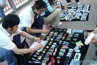 擺地?cái)傄趺凑邑浽矗? /></p><p></p><p>注意：</p><p>擺地?cái)傋钪饕木褪且獣?huì)看貨，對(duì)材質(zhì)有個(gè)好的了解，所以擺地?cái)偳翱上热ナ袌鲛D(zhuǎn)轉(zhuǎn)，了解下材質(zhì)，看人們對(duì)什么材質(zhì)的需求高，再?zèng)Q定進(jìn)什么材質(zhì)的貨，千萬不要盲目進(jìn)貨導(dǎo)致財(cái)貨兩失。</p></div><div   id=