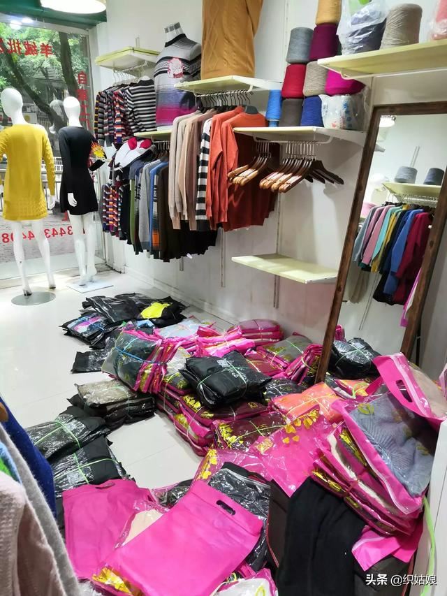 我想在網(wǎng)上批發(fā)一批羊絨衫，試著做做服裝生意，不知道哪兒的貨源比較便宜呢？