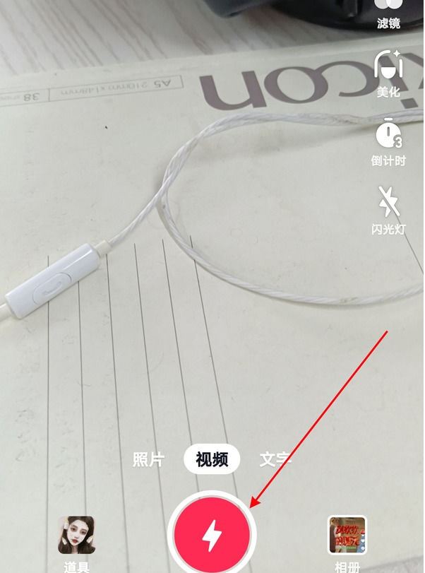 視頻左下角的文案怎么弄上去的？